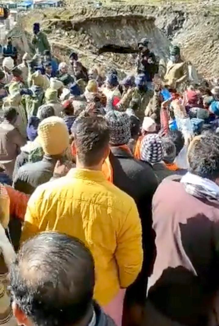 फिर बड़ा बवाल :-केदारनाथ में पूर्व सीएम त्रिवेंद्र का भारी विरोध, बिना दर्शन ही लौटना पड़ा वापस