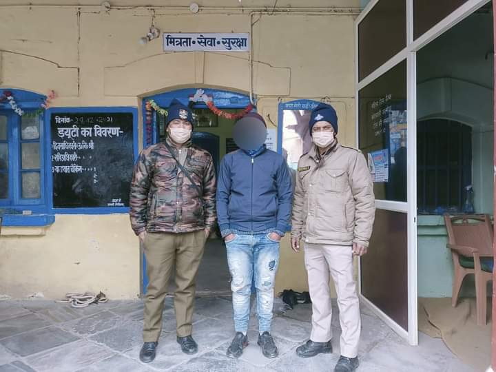 Almora :- मारपीट करने वाले आरोपी को पुलिस ने घर से किया गिरफ्तार, हिस्ट्रीशीटर है आरोपी