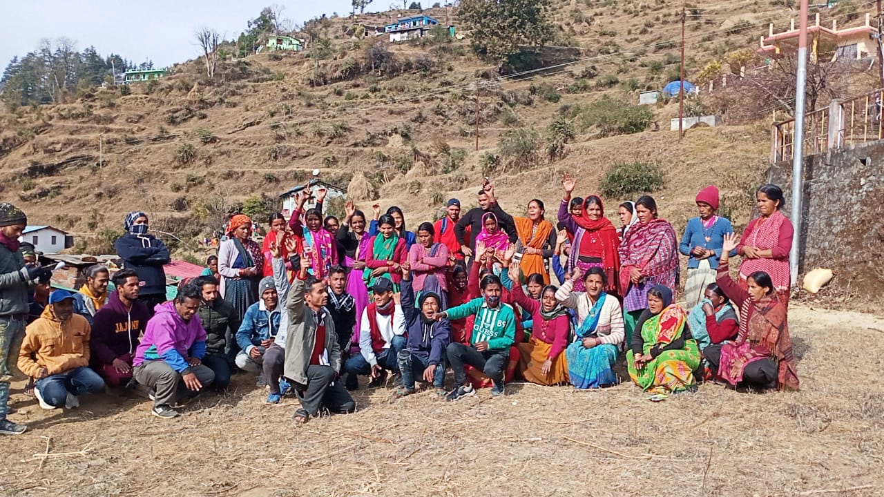 Almora – अवैध शराब के खिलाफ ग्राम प्रधान के नेतृत्व में किया गया आंदोलन, जल्द कार्रवाई न होने पर सरकार को दी गई ये चेतावनी