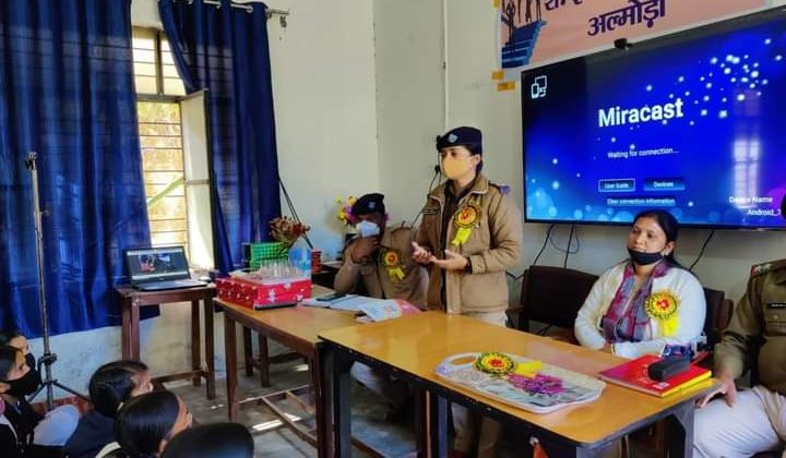 Almora -: पुलिस ने स्कूली इच्छुक छात्रों को पुलिस विभाग की भर्ती प्रक्रिया के संबंध में दी जानकारी