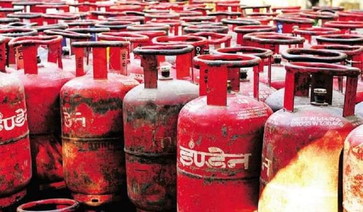 पिथौरागढ़:- जिले में घरेलू गैस में 27 रुपए अतिरिक्त चुका रहे हैं लोग……. जानिए लोगों पर क्यों पड़ रहा है यह दोहरा अर्थिंक बोझ