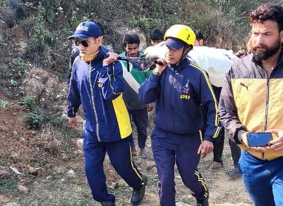 Uttarakhand Breaking -: भिटौली देकर लौट रहे पति-पत्नी की कार अनियंत्रित होकर खाई में गिरी, पत्नी की मौत, पति की हालत गंभीर