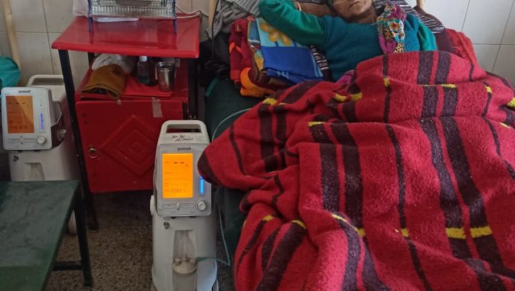 Almora -: सामाजिक कार्यकर्ता संजय पाण्डे ने उच्च अधिकारियो से बात कर उपलब्ध कराया आक्सीजन कान्सेट्रेटर, अल्मोडा जिला अस्पताल का है मामला