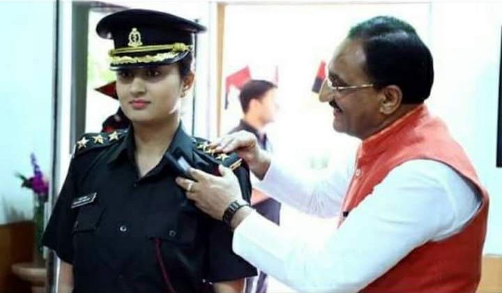 Uttarakhand-महिला दिवस के अवसर पर पूर्व मुख्यमंत्री डॉ रमेश पोखरियाल निशंक ने बेटी के कंधों पर सजाए सितारे