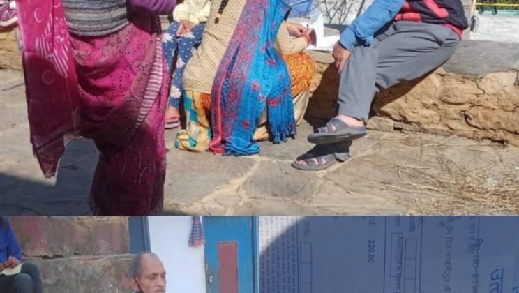 Almora-पिछले 1 वर्ष से पानी ना मिलने के कारण रैखोली गांव के ग्रामीणों ने जल संस्थान के कर्मचारियों से नहीं लिया बिल