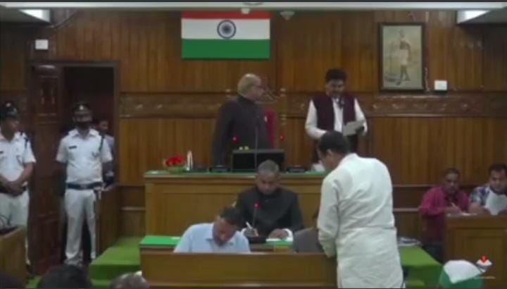 सराहनीय:- अल्मोड़ा जिले के इस विधायक ने ली संस्कृत में शपथ