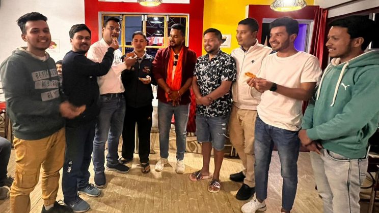 पुष्कर धामी के पुनः मुख्यमंत्री बनने पर युवाओं में खुशी की लहर, मिष्ठान वितरण कर दी शुभकामनाएं