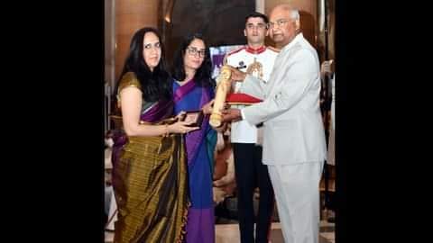 दिवंगत सीडीएस जनरल बिपिन सिंह रावत को मिला पद्म विभूषण अवार्ड….. बेटियों ने ग्रहण किया यह अवार्ड