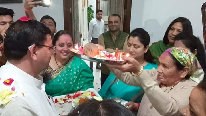 Uttarakhand- धामी के एक बार फिर मुख्यमंत्री बनने पर मां ने घर पर किया जोरदार स्वागत…… समर्थकों ने मनाया जश्न
