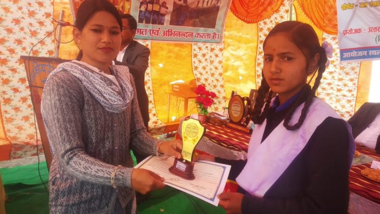 Almora- रा० इ० का नाई में आयोजित व्याख्यान प्रतियोगिताओं में प्रदर्शन करने वाले विद्यार्थियों को प्रो.रावत द्वारा किया गया पुरस्कृत