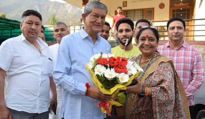 सियासी हलचल:- अपने ही पार्टी के नेताओं ने बनाई दूरी……. मगर भाजपा के नेता रोज पूर्व सीएम हरीश रावत से मिलने पहुंच रहे हैं उनके घर