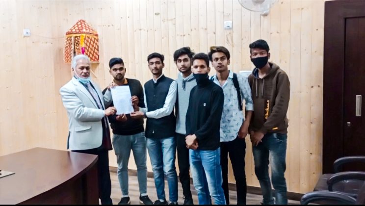 Almora -: लाइब्रेरी में उपस्थित पठन-पाठन सामग्री को ऑनलाइन माध्यम से जोड़ने के लिए छात्र नेताओं ने  कुलपति को सौंपा ज्ञापन