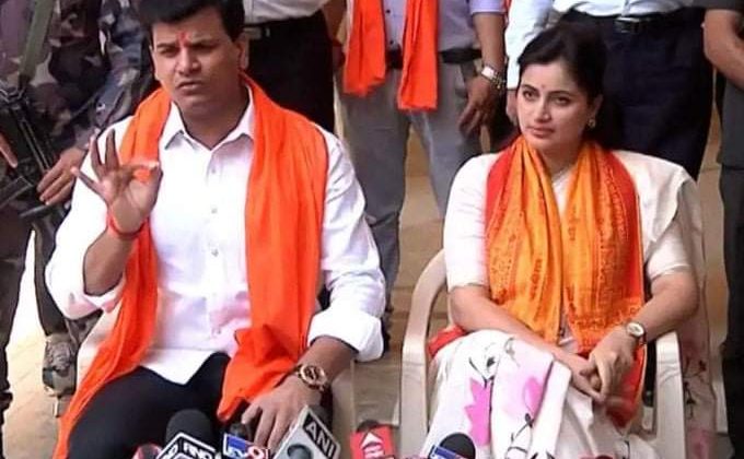 ‘हनुमान चालीसा’ पाठ को लेकर हंगामा, पति समेत सांसद गिरफ्तार