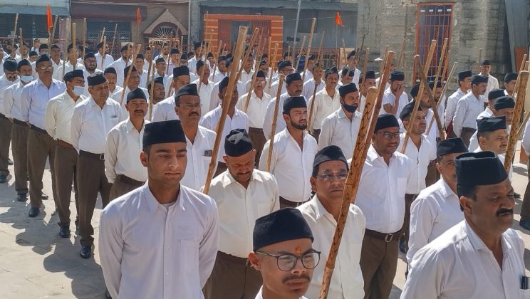 Almora -: स्वयंसेवकों ने पथ संचलन निकालकर किया नव संवत्सर का स्वागत, देश का स्वाभिमान जगाने वाली शिक्षा चाहिए:- डॉ. फुलोरिया