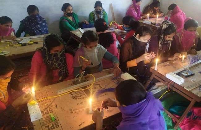 Uttarakhand-घरवालों ने चाहा नौकरी करें बेटी, मगर अपने हौसले के दम पर स्वरोजगार के जरिए लाखों कमा रही है कमलप्रीत