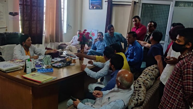 Almora- विश्व स्वास्थ्य दिवस के अवसर पर भाजपा कार्यकर्ताओं ने लिया जिला अस्पताल का जायजा