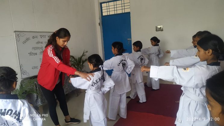 Almora- राजकीय इंटर कॉलेज बाड़ेछीना में छात्राओं को सिखाया जा रहा हैं ताइक्वांडो खेल के माध्यम से आत्मरक्षा एवं शाीरिक फिटनेस के गुण
