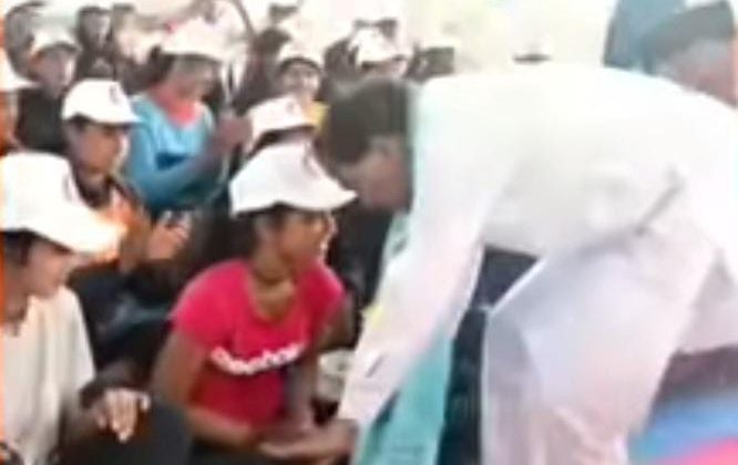 सराहनीय :- कन्या पूजन को न पहुंच सके मंत्री जी तो भर्ती के लिए पहुंची बालिकाओं के पैर छूकर ही आशीर्वाद