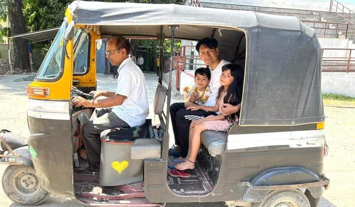 सादगी :- पिता कमिश्नर तो मां है जज, मगर ऑटो में सैर सपाटा