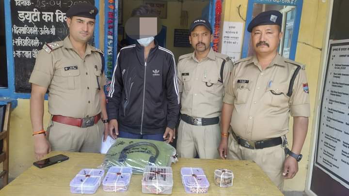 अल्मोड़ा:- बीते दिन हुई चोरी का पुलिस ने किया खुलासा, 9 लाख मूल्य के जेवर बरामद