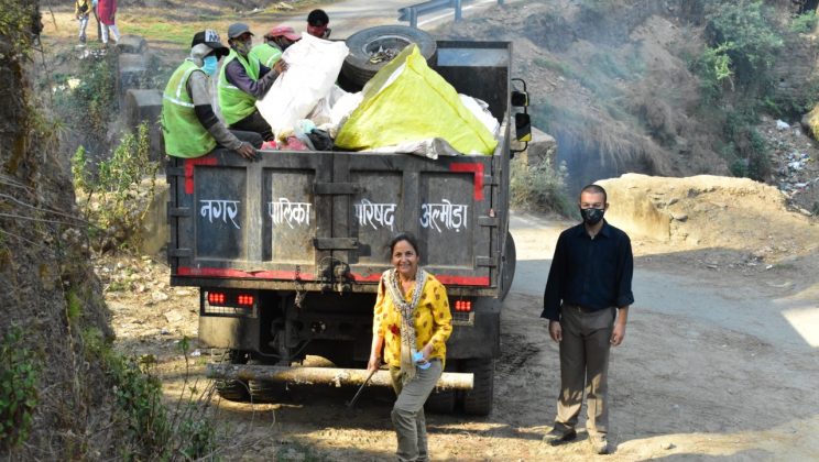 Almora  -: ग्रीन हिल्स संस्था द्वारा इनकम टैक्स कार्यालय के निकट चलाया गया स्वच्छता अभियान, 175 लोगों ने ढाई घंटे में एकत्र किया एक ट्रक कचरा