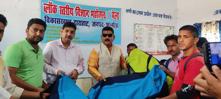 *अल्मोड़ा :- पूर्व विधायक के खेल सामग्री बाटने पर बवाल, पढ़े पूरी खबर*