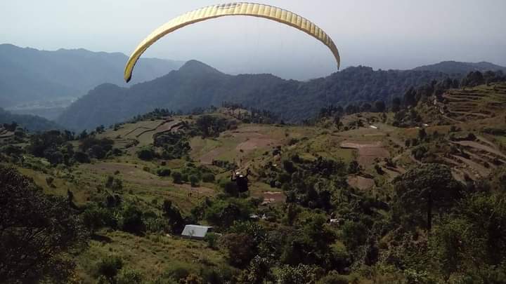 भीमताल:-पैराग्लाइडिंग के दौरान पैराग्लाइडर हुआ दुर्घटनाग्रस्त…… पायलट गंभीर रूप से घायल, जानिए क्या हुआ पर्यटक के साथ
