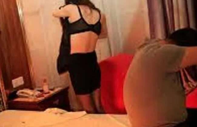 सेक्स रैकेट  -: इस जिले में स्पा सेंटर के नाम पर चल रहा था देह व्यापार, ऐसी हालत में मिले तीन युवक-युवतियां,  पुलिसकर्मी  भी चौके