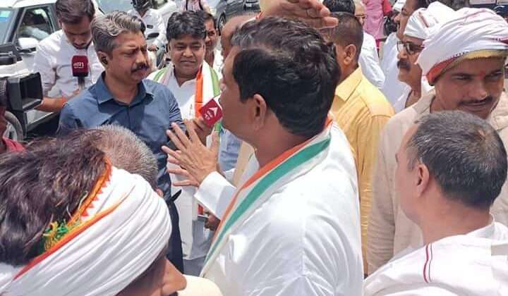 राहुल गांधी पर ईडी की कार्यवाही के विरोध में देहरादून में धरना दे रहे  कांग्रेसी कार्यकर्ताओं को पुलिस ने किया गिरफ्तार