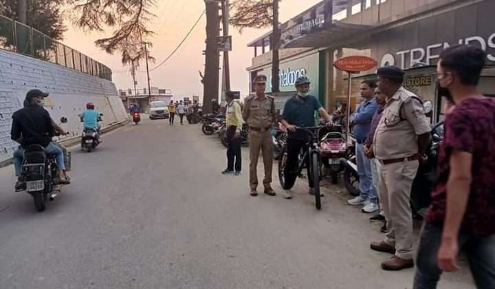 अल्मोडा :- यातायात व्यवस्था का हाल जानने साइकिल से निकले कप्तान