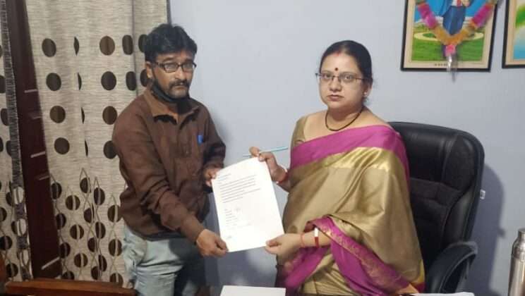 Almora -: राशन कार्ड सत्यापन प्रकरण को लेकर जिला पूर्ति अधिकारी से मिले सामाजिक कार्यकर्ता पांडे, कहीं यह बात