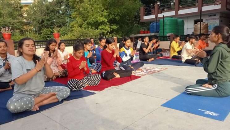 जारी है आओ हम सब योग करें अभियान, 21 जून को सिमकनी मैदान में होगा अभियान का समापन