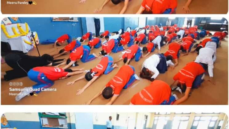सरस्वती शिशु मंदिर जीवन धाम में प्रशिक्षिका मीनाक्षी पाण्डे करा रही विद्यार्थियों को योगाभ्यास