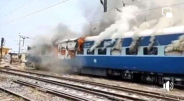 किसान के बाद अब जवान मैदान में, प्रदेश भर में प्रदर्शन, तो धामी गिनवा रहे फायदे