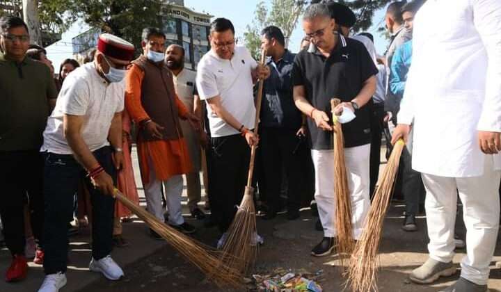 Uttarakhand- मुख्यमंत्री पुष्कर सिंह धामी ने झाड़ू लगा कर दिया स्वच्छता का संदेश…. कही यह बातें