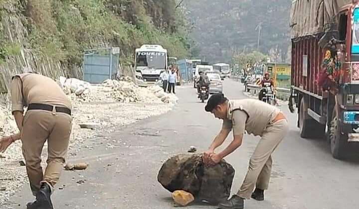 साथी हाथ बढ़ाना :- वायरल वीडियो, पुलिसकर्मी ने बढ़ाया उत्तराखंड का सम्मान