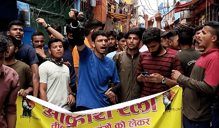 अल्मोड़ा:- अग्निपथ योजना के विरोध में युवाओं ने निकाला जुलूस