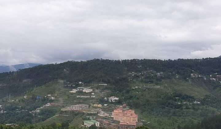 Almora -: शुरू हुआ कलेक्ट्रेट तक पैदल मार्ग का निर्माण कार्य