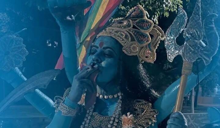 फिल्मी खबरें:- “काली” फिल्म के पोस्टर पर हो रहे विवाद के बीच ऑर्गेनाइजर ने मांगी माफी