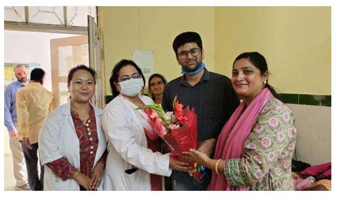 पूर्व पालिका अध्यक्ष शोभा जोशी ने किया 108 में सुरक्षित प्रसव कराने वाली सरिता खंपा को सम्मानित