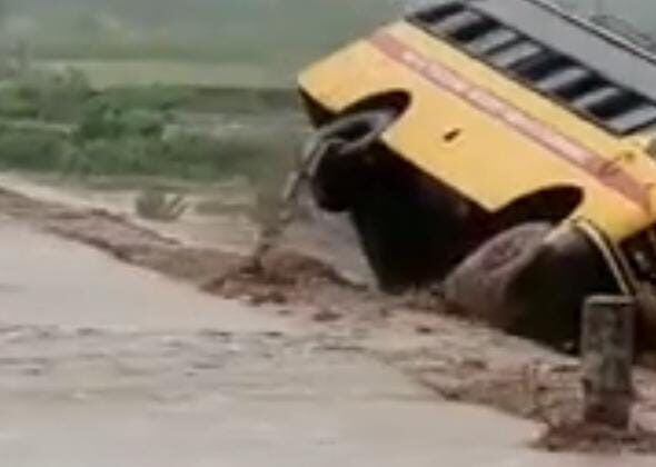 चंपावत :- उफनते नाले में बही स्कूल बस, टला बड़ा हादसा