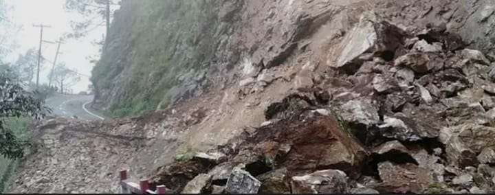 नैनीताल:- जिले को जोड़ने वाले भवाली मार्ग पर दरका पहाड़…. 30 मीटर हिस्सा खाई में, आवागमन ठप