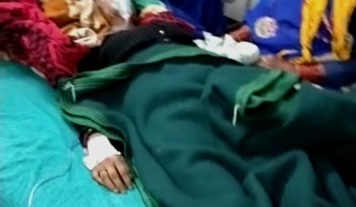 Almora -: जिला अस्पताल में डॉक्टरों की लापरवाही, गार्ड ने की गाली-गलौज