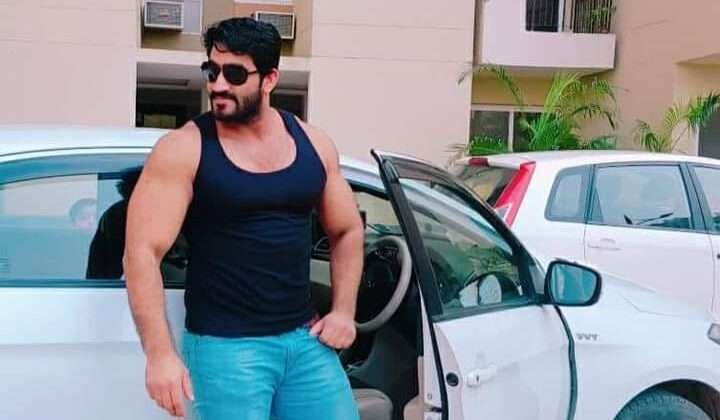 बुरे फंसे बाबी ( Boby) -: सड़क पर कुर्सी लगाकर शराब पीने का फोटो वायरल