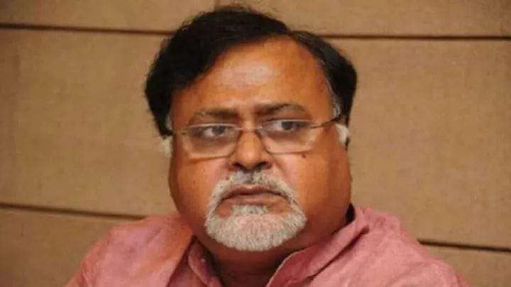 शिक्षक भर्ती घोटाले में पहली बार दिखा आम आदमी का गुस्सा…..महिला ने पार्थ चटर्जी पर फेकी सैंडल