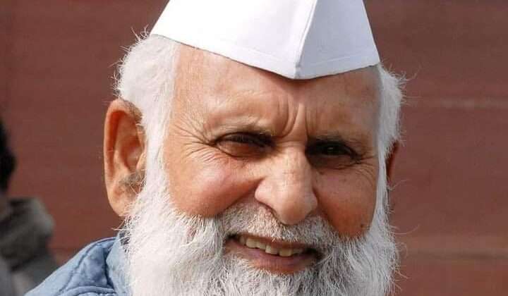 विवादित बयान:- सपा सांसद बोले अनिवार्य नहीं होना चाहिए तिरंगा फहराना, पढे पूरी खबर