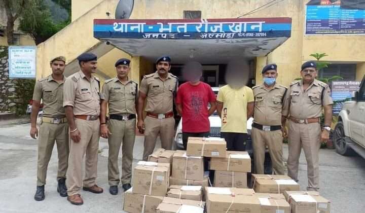 अल्मोड़ा :- यहां 20 पेटी शराब के साथ दो गिरफ्तार, कार सीज