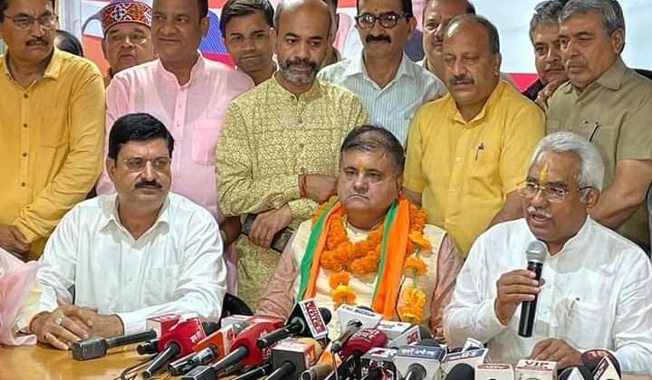 Uttarakhand- “हर घर तिरंगा” पर दिए गए बयान में भाजपा के प्रदेश अध्यक्ष महेंद्र भट्ट के खिलाफ सौपी तहरीर