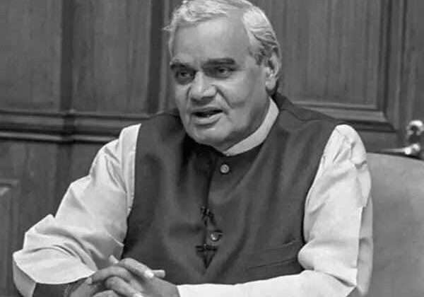 Uttarakhand- राज्य में पूर्व प्रधानमंत्री स्व अटल बिहारी वाजपेई को किया याद… सीएम धामी ने अर्पित किए पुष्प