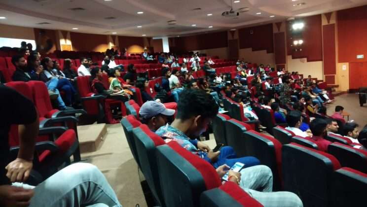 अल्मोड़ा:- ओपन माइक: किस्सागोई, सीजन-2 में सजी कविताओं, कहानियों और किस्सों की महफिल